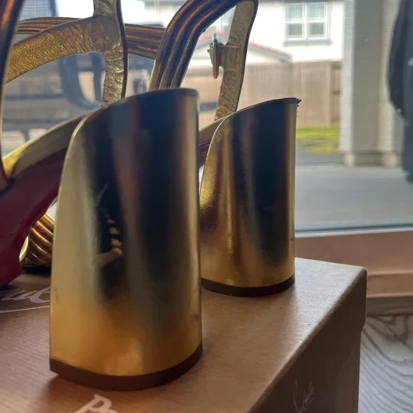 CHRISTIAN LOUBOUTIN
Manola Metallic Sandals size 42 - Picture 11 of 16